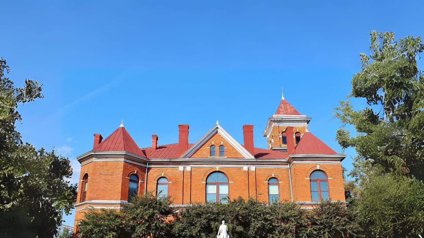 Front-facing photo of the historic Madison County, Georgia Courthouse in Danielsville, GA